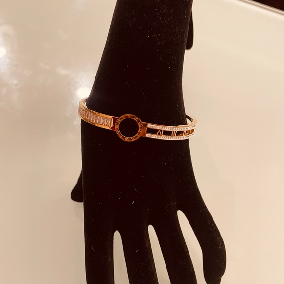 Jewelry - 18k Gold-PlatedElegant Gold and Black Bracelet. Water Resistant/Non Tarnished